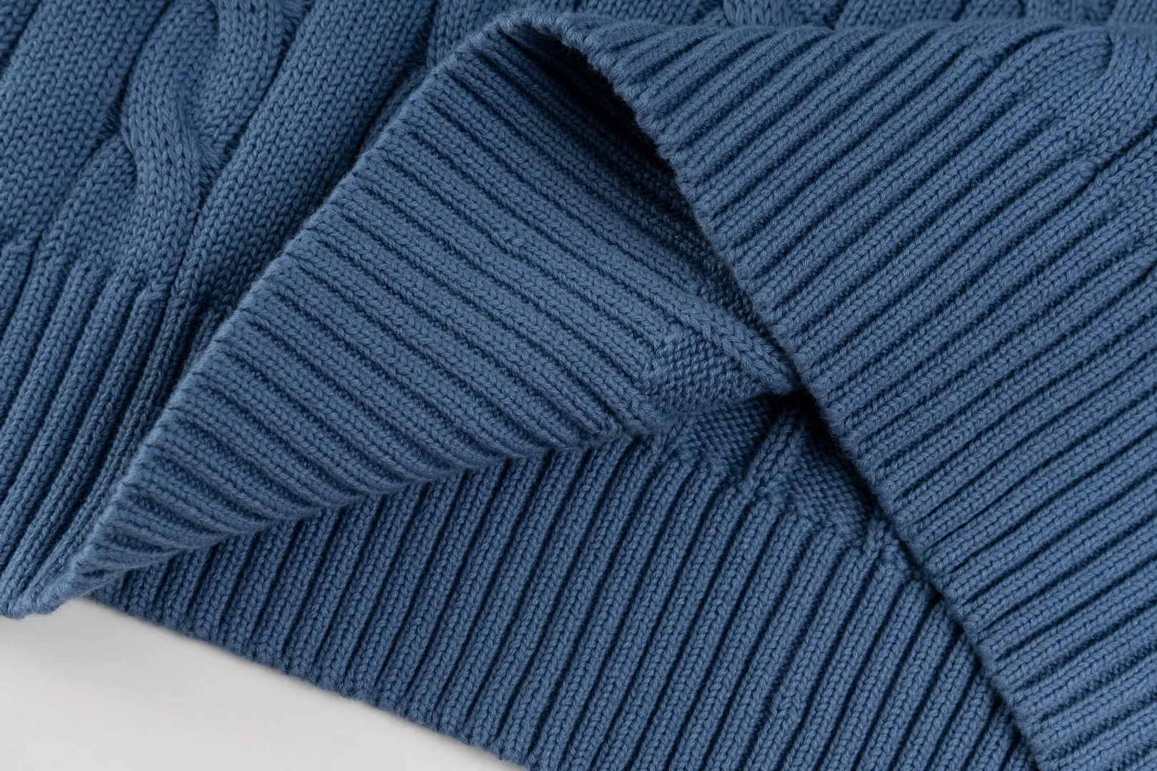 P236 #R92 RALPH LAUREN Ralph Lauren fifteen colors classic small label embroidery logo turtleneck pullover half-zip knitted cable sweater with high-density LOGO embroidery on the chest and original customized tag accessories. Made of pure cotton yarn, pure cotton is skin-friendly and comfortable, small label war horse embroidered twist turtleneck sweater 🐎 high quality, follow the blogger to learn how to wear it! Let’s buy a Ralph Lauren cable sweater. It’s a super hard-to-find series after it became popular. It’s hard to find one on the official website. It’s simple and practical to wear, with a lazy and loose feel. The thickened fabric has more texture, feels soft and delicate, and has a loose fit. Whether worn alone or layered, you can wear different styles of fashion with just one piece!   Size：XS S M L